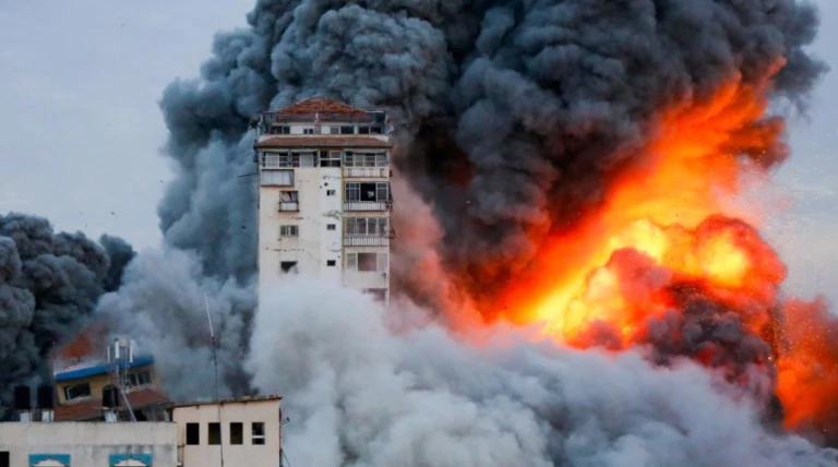 યુદ્ધવિરામ લાગુ છતાં ઈઝરાયલનો ગાઝામાં બોમ્બમારો, 27ના મોત અને હમાસના અનેક ઠેકાણાઓ નિશાને