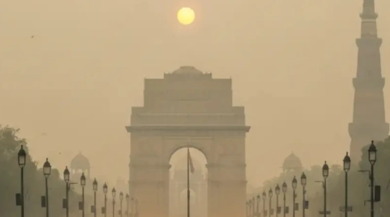 દિલ્હીમાં ગેસ ચેમ્બર જેવી હાલત: AQI 400 પાર, NCR સુધી ઝેરીલો સ્મોગ છવાતા સ્થિતિ ગંભીર