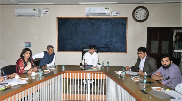 રાજકોટ-મોરબીમાં વન વિભાગની કામગીરીની સમીક્ષા બેઠક: મંત્રીશ્રી પ્રવીણભાઈ માળીની સૂચનાઓ