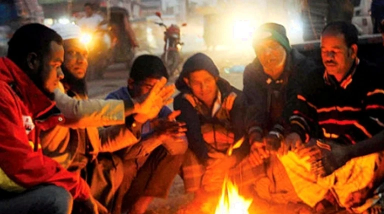 સૌરાષ્ટ્ર–ગુજરાતમાં શિયાળાનો પ્રભાવ વધી રહ્યો, ગિરનાર પર 7 ડિગ્રી સાથે લોકોને તીવ્ર ઠંડીનો અનુભવ થયો.