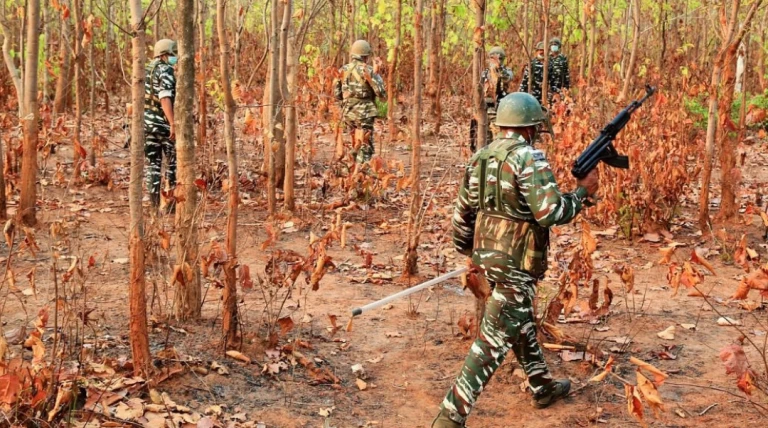 છત્તીસગઢમાં 12 નક્સલીઓ ઠાર, ત્રણ જવાન શહીદ: બીજાપુરમાં સુરક્ષા દળોની મોટી કામગીરી