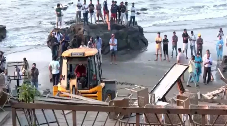 25 લોકોના જીવ લેનારી ગોવાની નાઇટ ક્લબને તોડી પડાઈ, ફરાર માલિકો વિરુદ્ધ બ્લૂ કોર્નર નોટિસ