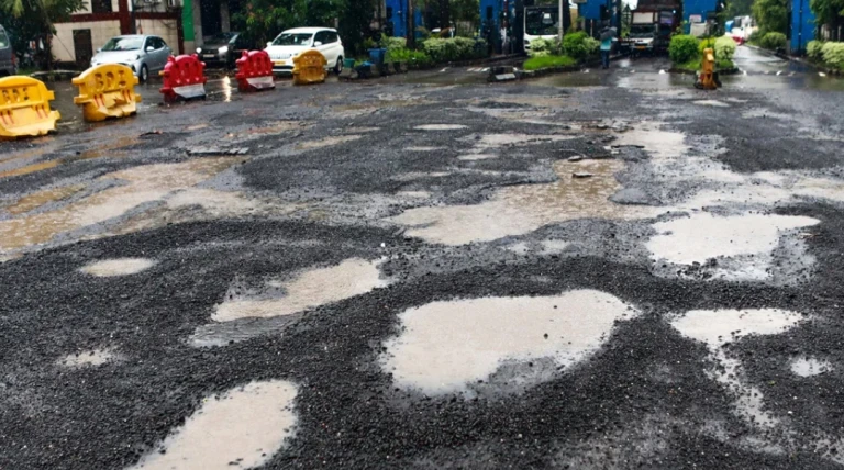 રાજકોટ-સુરત-વડોદરા-ભાવનગરમાં તૂટી ગયેલા રસ્તાઓની ચકાસણી માટે સરકારની વિશેષ ટીમ સક્રિય, કડક પગલાંની તૈયારી