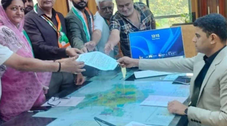 રેફ્યુજી કોલોની દસ્તાવેજ નોંધણી અટકી: રહેવાસીઓની અડચણો વચ્ચે મુદ્દો કલેક્ટર સુધી પહોંચ્યો