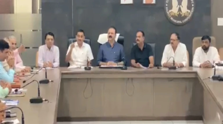 રાજકોટ: કમોસમી વરસાદ બાદ રસ્તાઓની હાલત ખરાબ, ફેબ્રુઆરી સુધીમાં રિપેરીંગ પૂર્ણ કરવાની સૂચના