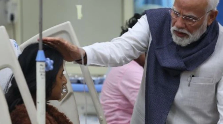 ભુતાનથી વાપસી બાદ PM મોદી સીધા LNJP હોસ્પિટલ પહોંચ્યા, દિલ્હીના કાર બ્લાસ્ટમાં ઘાયલ પીડિતોને મળ્યા