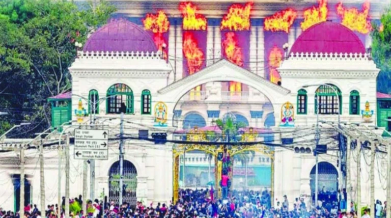 બાય બાય 2025: ટ્રમ્પની ટેરીફ નીતિએ વિશ્વ હચમચાવ્યું, યુવાઓના આંદોલને સરકારોની નવીન કંપાવી અને વૈશ્વિક રાજકારણમાં ભૂકંપ