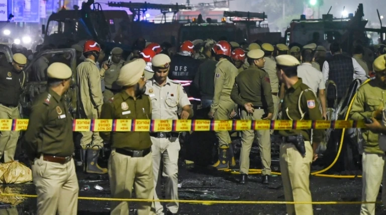 દિલ્હી લાલ કિલ્લા બ્લાસ્ટ મામલે મોટો નિર્ણય: NIAને સોંપી તપાસ, કાશ્મીરથી ત્રણ શંકાસ્પદોની અટકાયત