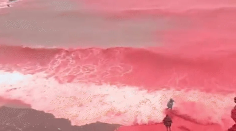 ભારે વરસાદ બાદ આ ટાપુની માટીથી દરિયા સુધી બધું લાલ બન્યું, કિનારા-નદીઓએ લીધો ઘાટો રંગ