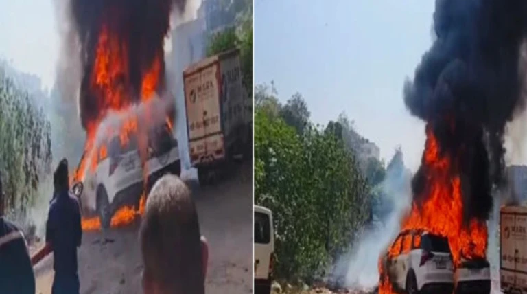 વડોદરાના કાલાઘોડા નજીક ખુલ્લામાં પાર્ક કરેલી બે કાર આગમાં લપેટાઈ, ટેમ્પાને બચાવી લીધો