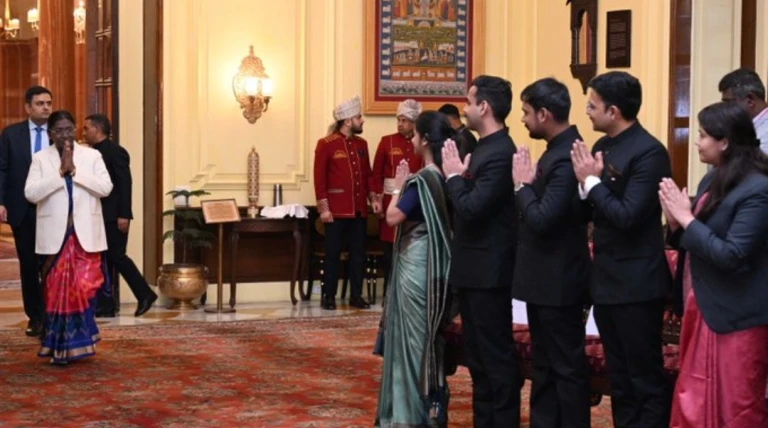 પ્રેસિડેન્ટ દ્રૌપદી મુર્મુએ ભારતીય ડિફેન્સ અકાઉન્ટ્સ સર્વિસ (2024 બેચ)ના પ્રોબેશનર્સને રાષ્ટ્રપતિ ભવનમાં સંબોધન કર્યું