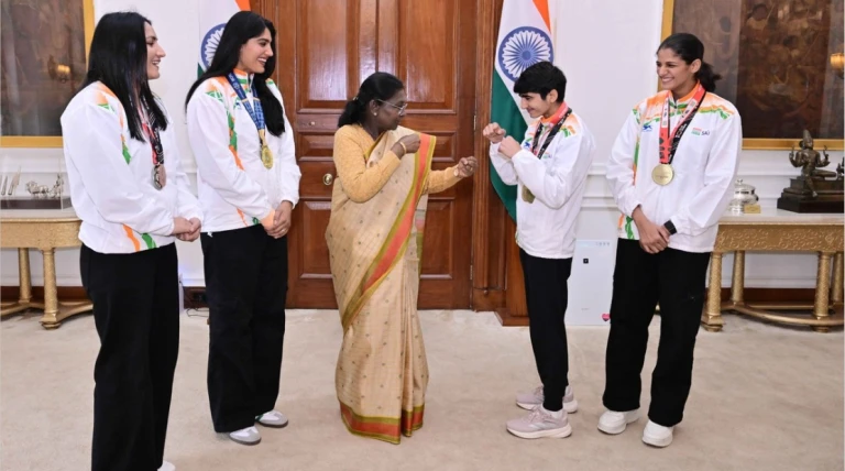 રાષ્ટ્રપતિ દ્રૌપદી મુર્મુએ 2025ની મહિલા બોક્સિંગ વર્લ્ડ ચેમ્પિયન્સ સાથે રાષ્ટ્રપતિ ભવનમાં કરી વિશેષ મુલાકાત