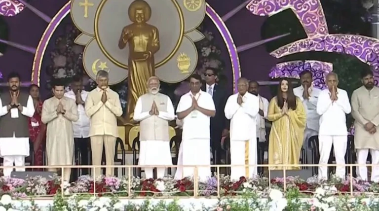 PM મોદીએ પુટ્ટપર્થીમાં સત્ય સાંઈ બાબાના શતાબ્દી સમારોહમાં ભાગ લીધો, ઐશ્વર્યા રાયે પગે લાગી આશીર્વાદ લીધા