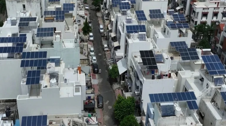 ગુજરાત રૂફટોપ સોલારમાં ઇતિહાસ રચ્યો, 5 લાખ ઇન્સ્ટોલેશન સાથે દેશભરમાં નંબર-વન બન્યું