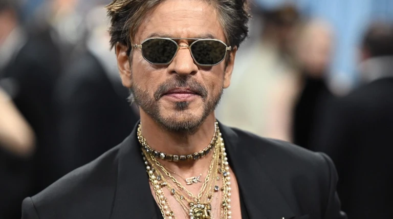 શાહરુખ ખાનના નામે દુબઈમાં બનશે ₹4000 કરોડનો વૈભવી ટાવર, સુપરસ્ટાર માતાને યાદ કરી થયો ભાવુક