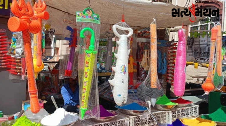 આ વખતે ધુળેટી પૂર્વે ત્રિશુલ, ફરસી અને ગદા આકારની પિચકારીઓનું આગમન, બજારમાં રંગોત્સવની ધમાલ