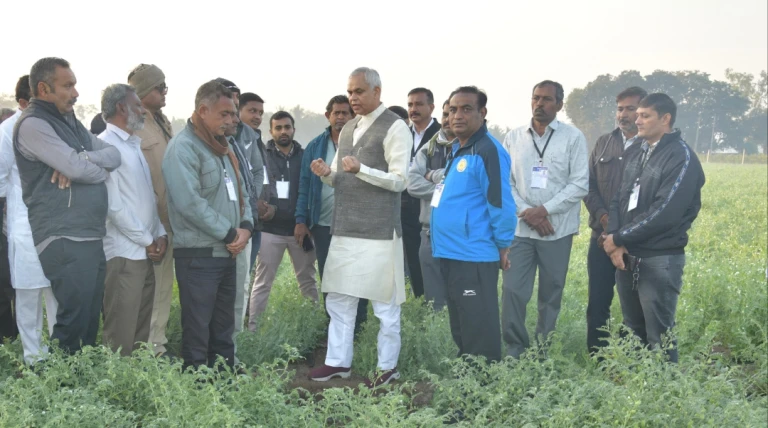 લુણીવાવમાં રાજ્યપાલ આચાર્ય દેવવ્રતજીનો અનોખો સંવાદ, ખેડૂતના ઘરે ગાય દોહનથી પ્રાકૃતિક ખેતીનો મજબૂત સંદેશ આપ્યો ગામે પ્રેરણા