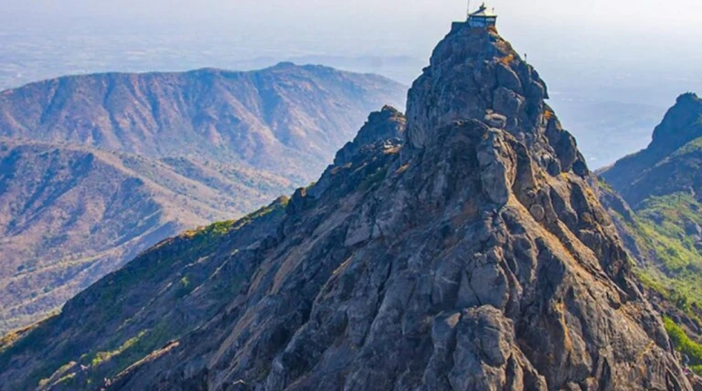 સૌરાષ્ટ્ર–ગુજરાતમાં શિયાળાનો પ્રભાવ વધ્યો: ગિરનાર પર સતત ત્રીજા દિવસે 7 ડિગ્રી, નલિયા 10.8 ડિગ્રી સાથે સૌથી ઠંડુ