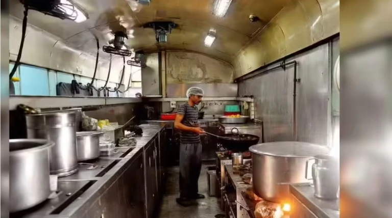 રેલ્વેમાં ઈ-પેન્ટ્રી સેવા શરૂ, મુસાફરી પહેલાં જ મનપસંદ ભોજન ઑનલાઇન બુક કરવાની સુવિધા ઉપલબ્ધ